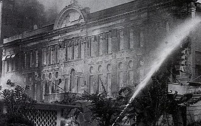 The unfortunate fire at Robinsons Building at Raffles City (Photo: ST Archive)