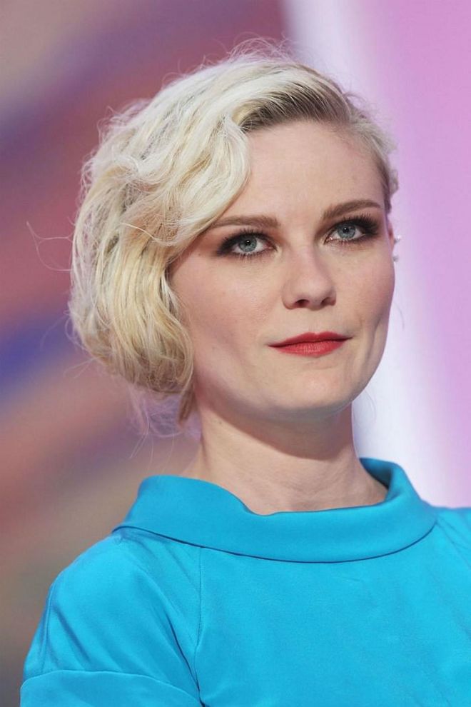 Dunst tries out a flapper style by pinning back one side of her hair and waving the other end just so. Photo: Getty