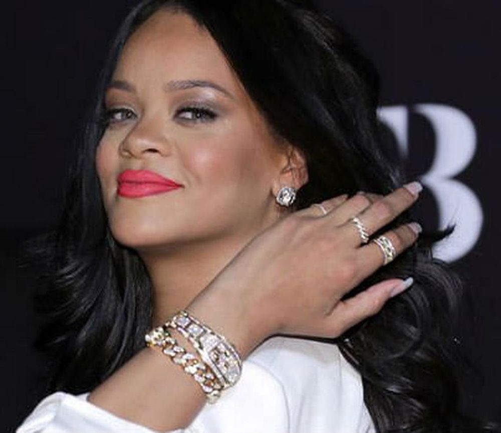 Rihanna Is Releasing The Fenty Beauty Mascara of Our Dreams