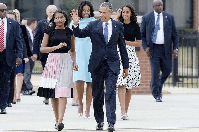The Obama family welcomes Pope Francis to Washington D.C. for his official U.S. trip. Sasha steps out in a Kate Spade colour-blocked midi skirt while Malia opted for a black and white floral midi skirt. Photo: Getty