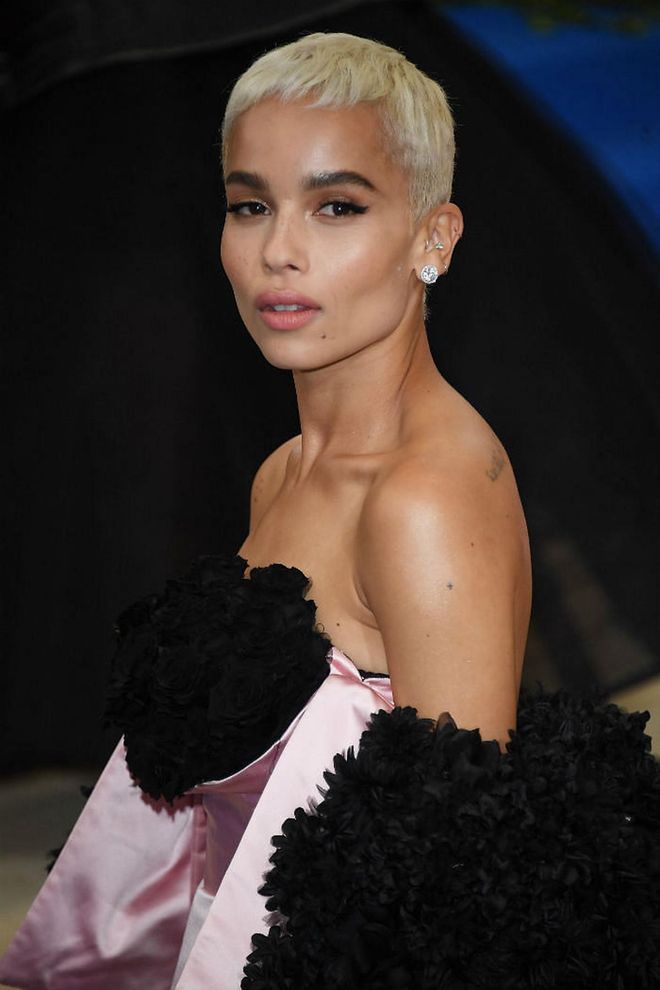 With killer cheekbones like that, all Kravitz really needs is a generous dose of highlighter to play it up as she proudly demonstrates here (Photo: Getty)