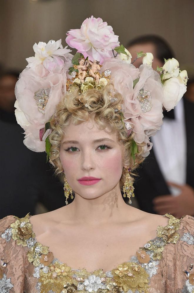 The usually feminine Bennett takes on a more majestic look, sporting a crown of summer blooms for a romantic Marie Antoinette-esque flair (Photo: Getty)