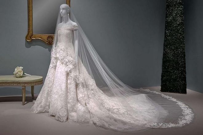 Amal Clooney's wedding dress from her 2014 nuptials to George in Venice, Italy. This is said to be the last wedding dress de la Renta designed before he died. Photo: Tom DuBrock / Museum of Fine Arts Houston