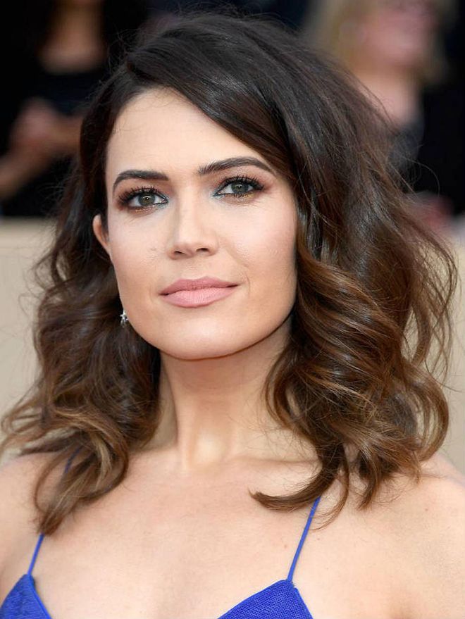 Isn't it awesome when celebrities have a little fun with their red carpet makeup? We just love Mandy Moore's shimmery teal eyeliner!