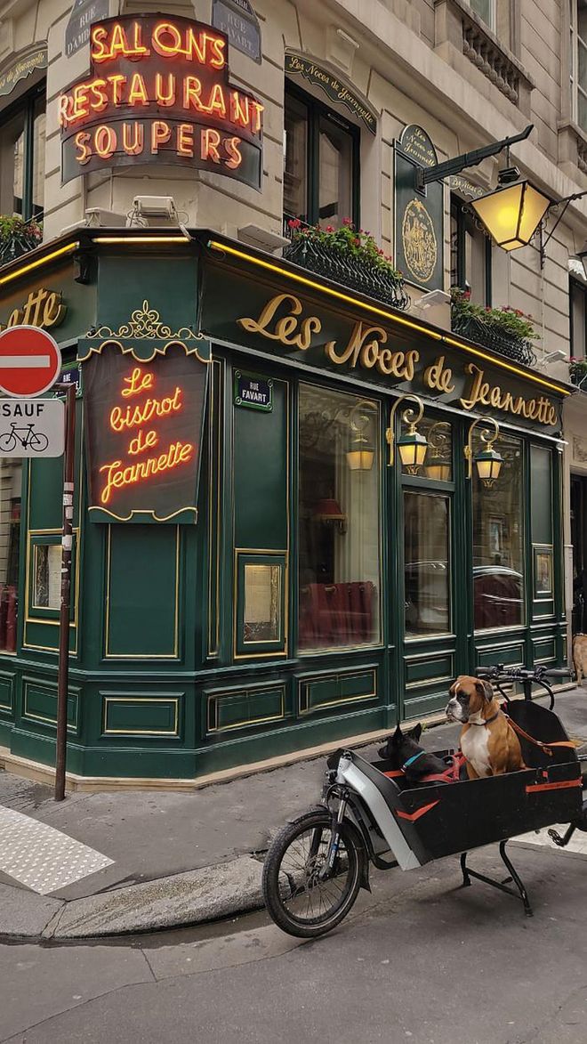 Restaurant Les Noces de Jeannette is one of the last witnesses of the Boulevard lifestyle of Paris, named after the opera comique by Victor Massé.