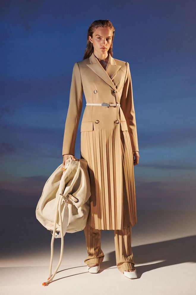 Centered on the sensual femininity portrayed by Romy Schneider in “La Piscine”, Sportmax's resort 2021 collection is sees form-fitting silhouettes, bold colours and romantic prints. From a trench coat with a vanishing plisséd treatment and one-shoulder dresses to pencil skirts in high-gloss technical fabrics and backless knit tops, fashion director Grazia Malagoli ventures out of her comfort zone this season.