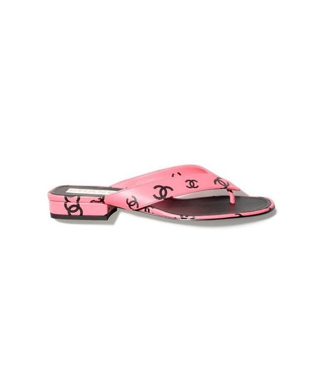 Pink and black sandals in printed leather (Photo: Chanel)
