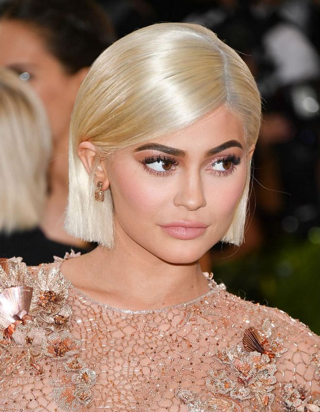 The Queen of Nude Make Up does it again. Keeping her make up look in a skin tone palette, Kylie brings attention to her eyes with bold brows, voluminous lashes, and bronze eye shadow (Photo: Getty)