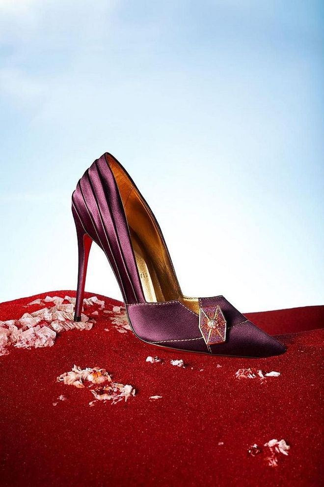 This plum pump is an homage to Vice Admiral Amilyn Holdo (Laura Dern), who sports lavender hair in the film. The drapery on the shoe mimics the fabric of her costume. Photo: Guillaume Fandel