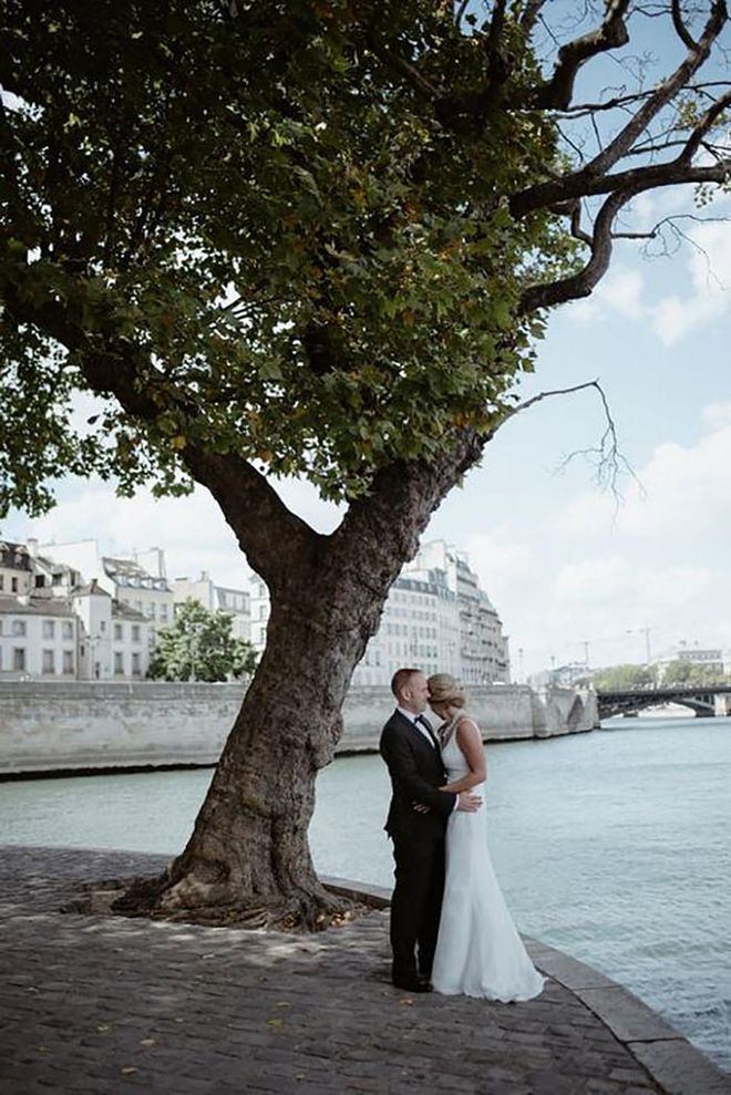 The Île Saint-Louis is one of two natural islands in the Seine river. With beautiful blues skies above, it also served as a très romantic spot for a couple to share an embrace.

Via Bianco Photography

