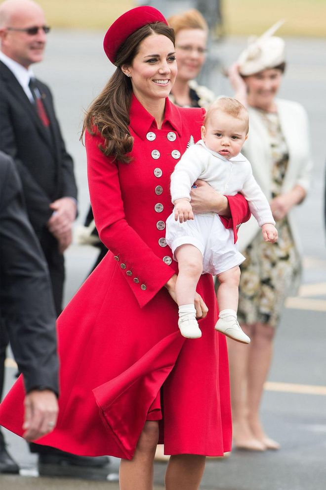 Flawless in an all-red look, Duchess Kate arrives holding Prince George in New Zealand.
Photo: Getty