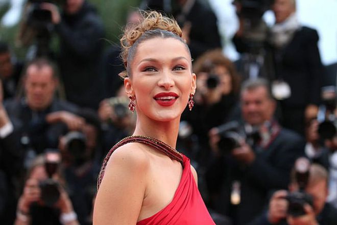 hbsg-bella-hadid-wearing-jewelry-by-chopard-during-the-screening