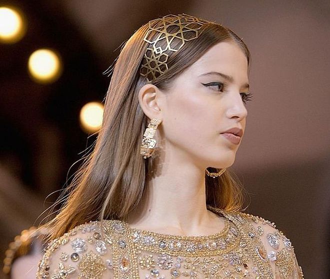 This graphic headband is exactly how the modern princess' crown should look like.

Photo: Getty Images