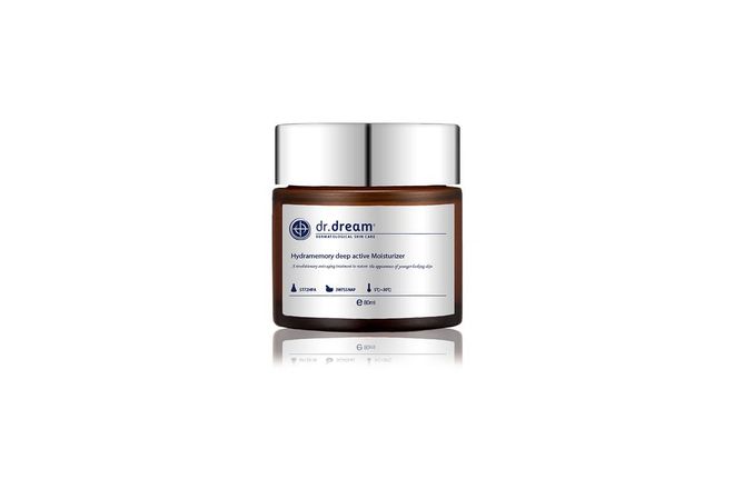The gel-textured dr. dream Hydramemory Deep Active Moisturizer drenches skin in potent botanical extracts to calm and replenish moisture – perfect for post-laser skin. 