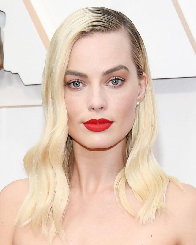 Robbie's make-up by artist Patti Dubroff focused on the ultimate red lip: Chanel's Rouge Allure Velvet Extreme Intense Matte Lip Colour in shade 112 Ideal. With blonde hair and a creamy complexion, it really is the only accent you need.