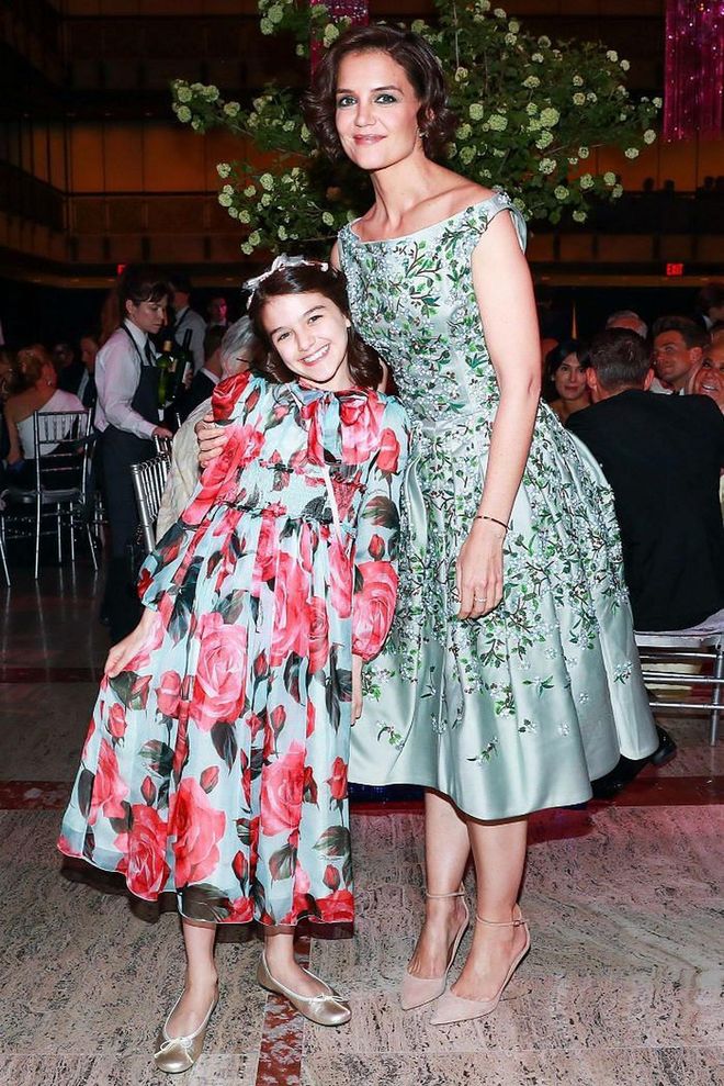 American actress Katie Holmes and daughter, Suri Cruise are frequently spotted in subtly coordinated, chic outfits. At the American Ballet Theater Spring Gala in New York in 2018, the pair wore coordinating floral dresses, with Holmes in a floral boatneck dress by Zac Posen, and Cruise in a long, floral Dolce and Gabbana dress.

Photo: Pinterest