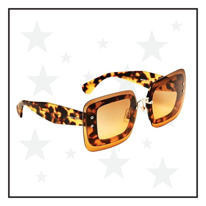 With its angular edges, these timeless tortoiseshell frames evoke the hedonistic Hollywood of the 1940s.