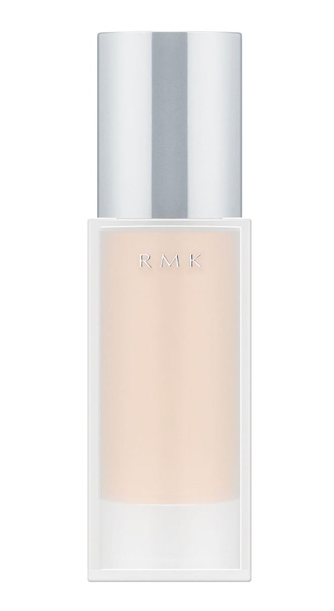 Getting that immaculate finish requires a foundation that not only provides enough coverage to blur out blemishes and open pores, yet also lets the natural complexion shine through for a “no-makeup” effect. RMK’s Gel Creamy Foundation nails it by combining the benefits of both gel and cream foundations. It boasts the translucency of a gel with the flattering coverage of a cream. Royal jelly and hyaluronic acid intensively hydrate and help it adhere closely to the skin, alongside an ultra-airy powder to absorb excess sebum for long-lasting perfection.