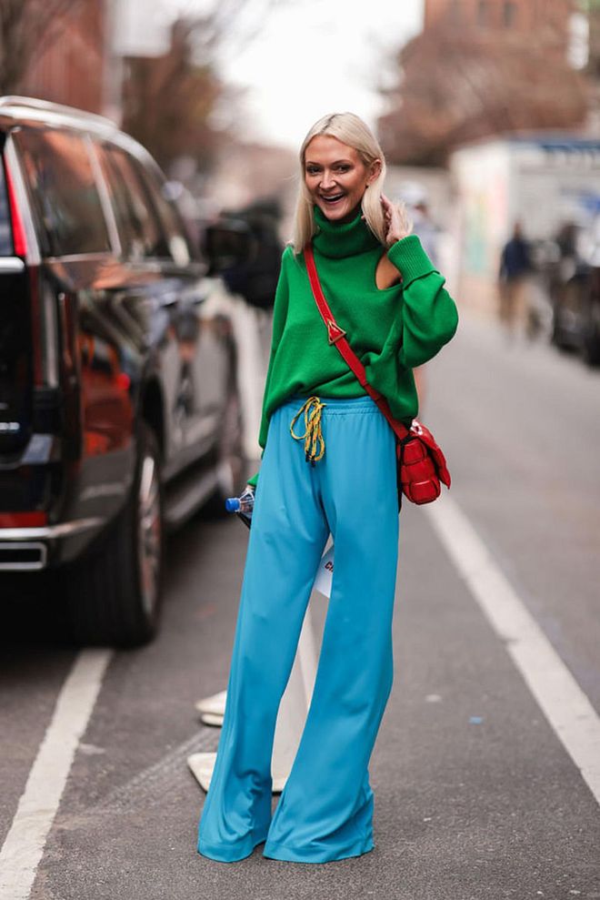 NEW YORK, NEW YORK - SEPTEMBER 13: Zanna Roberts Rassi is wearing a green top with blue pants, along with a red crossbody bag. (Photo by Jeremy Moeller/Getty Images)