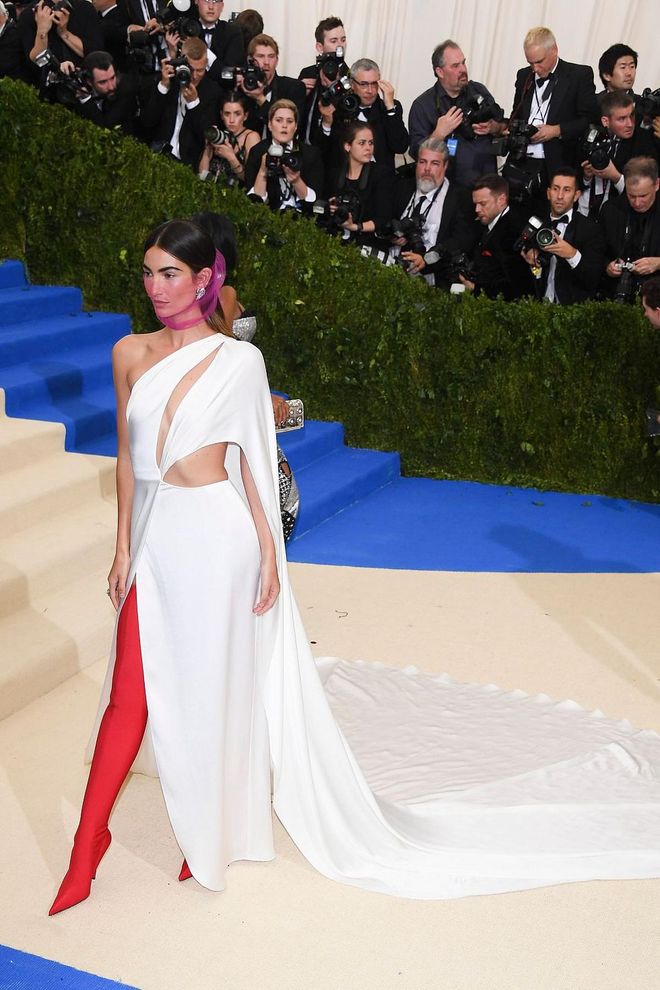Lily Aldridge killed the avant-garde theme with this haute couture colour-blocked look. The cut-outs aren't overdone and the red Balenciaga boots made the thing effortlessly artsy. The purple veil is the perfect cherry on top. Photo: Getty 