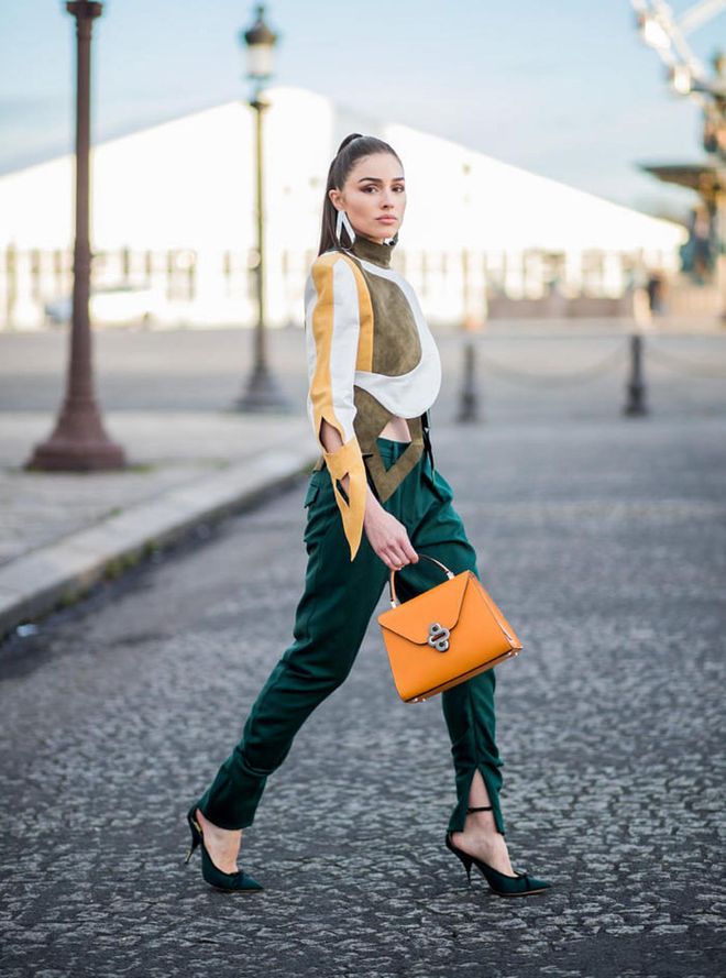 For Paris Fashion Week Fall/Winter 18, Olivia Culpo wore Ronald van der Kemp pants and jacket, Valextra bag, Nina Ricci shoes, Jennifer Fisher jewelry. Photo: Getty