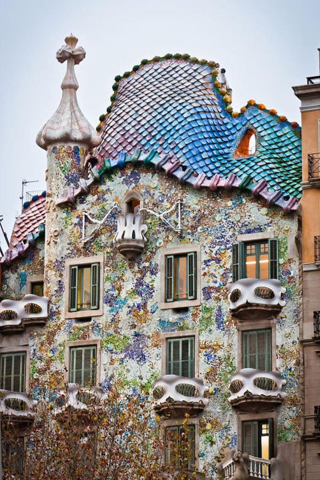 Gaudí also renovated the roof of Casa Batlló to look like the back of a large animal with iridescent scales.
