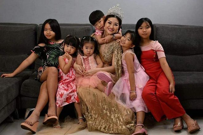 Ms Laura Lee and her grandchildren - (from right) Fion Ng, 10; Cara Ng, seven; Shane Lian, three; Giselle Lai, two; Scarlett Lian, four; and Celine Ng, eight. ST PHOTO: CHONG JUN LIANG