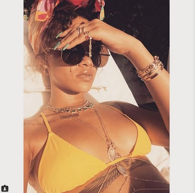 Here, Rih makes a case for decking yourself out in jewelry (rust be damned!) and a colorful head-scarf while chilling poolside. If your body chain to bikini ratio is 2:1, you've got the right idea. <b>Circle Body Chain, S$10</b> 