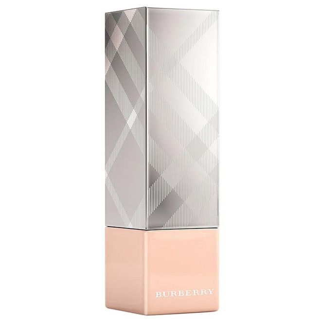 Enriched with skincare ingredients, this fends off dullness-causing free radicals for a plump and radiant complexion.