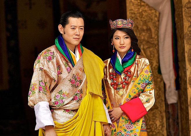 On our side of the world, the 2011 royal wedding of Bhutan’s King Jigme Khesar Namgyel Wangchuck and Jetsun Pema also made headlines. HM the Dragon King and his new Queen both looked stunning in traditional Bhutanese ghos.