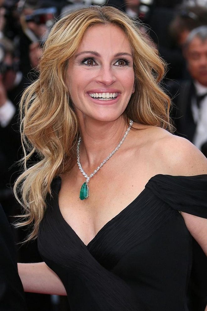 Julia Roberts dresses up her long hair with bouncy, face-framing waves. Photo: Getty
