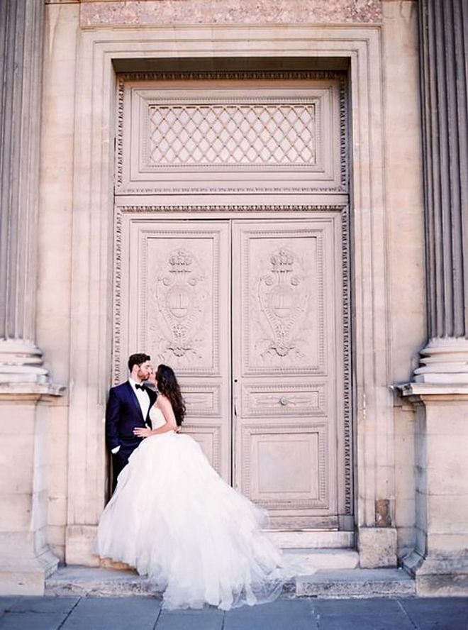 Up close, the architecture of the Louvre is just as stunning a backdrop for one couple to steal a kiss on their big day, making for an unforgettable moment.

Via Le Secret d'Audrey

