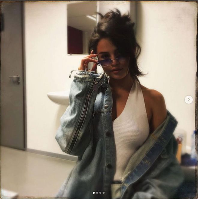 Denim jackets make a perfect pairing for any '90s accessory. Photo: @selenagomez 