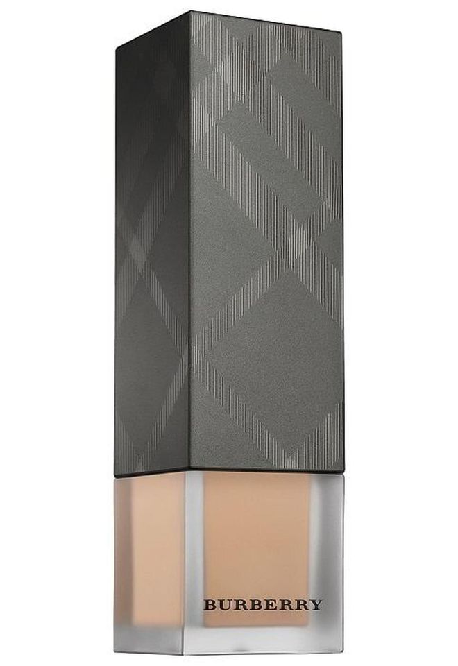 With buildable coverage, this creamy foundation glides over skin and envelops in utter comfort, just like a wrapping yourself in a cashmere scarf.