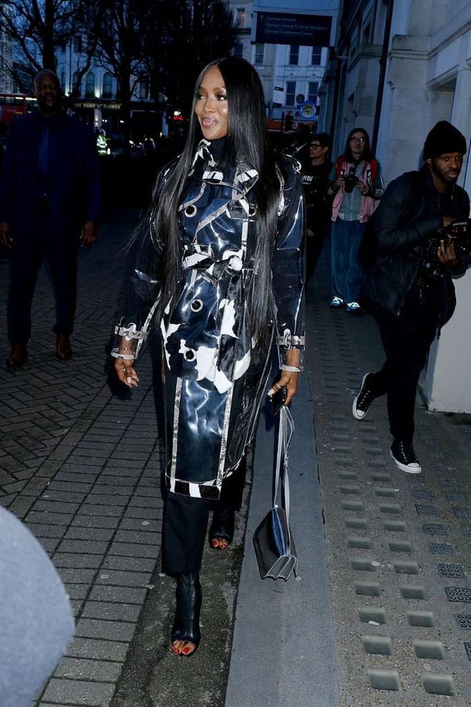 Naomi Campbell wore a trench coat to the Burberry show.

Photo: David M. Bennet / Getty