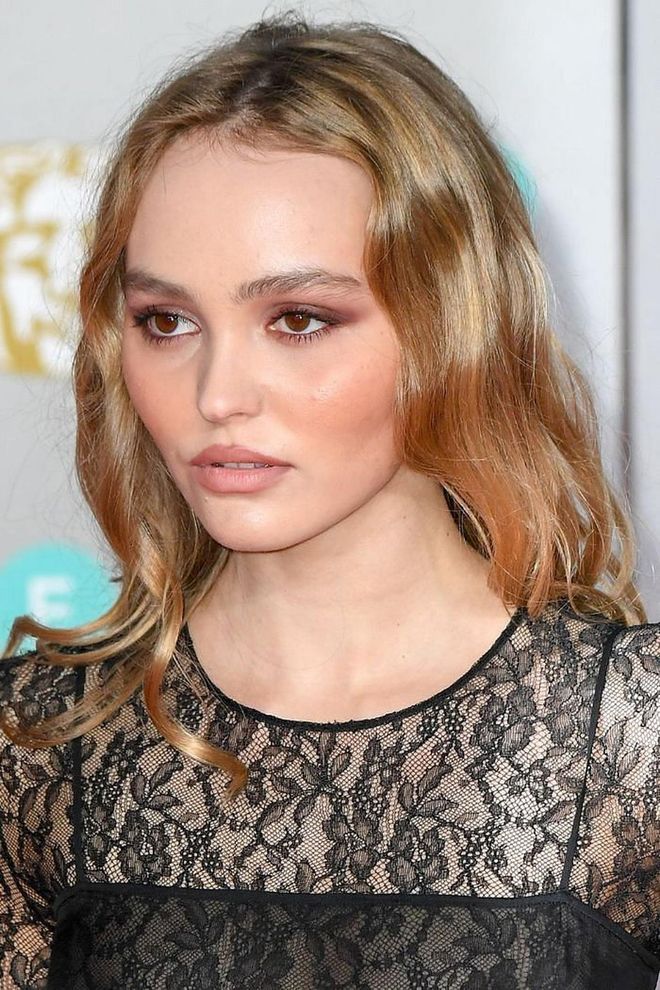 Forgoing the more traditional kohl black, the young model added definition to her eyes with softer, burgundy smoky eye make-up.

Photo: Getty