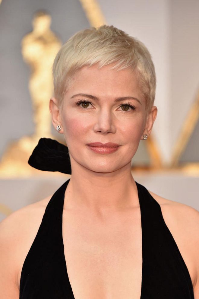 Michelle Williams keeps her super-short pixie feminine with lashings of mascara, rose-beige lips and diamond earrings.

Photo: Getty Images