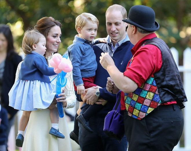 A clown entertains the royal family during a children's party for military families in Victoria, Canada. Photo: Getty 
