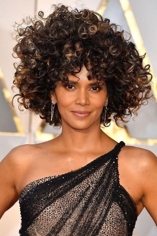 Halle Berry used a curling rod to define her natural ringlets for this polished, Oscar-worthy hairstyle. Photo: Getty 