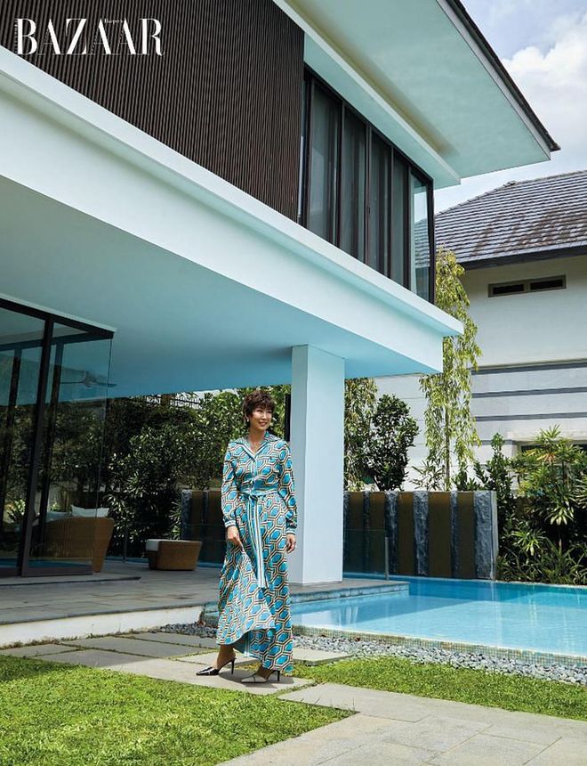Looking every bit the strong, classy woman that she is, Goh-Rin does poolside elegance perfectly in a Gucci dress teamed with her own Chanel pumps