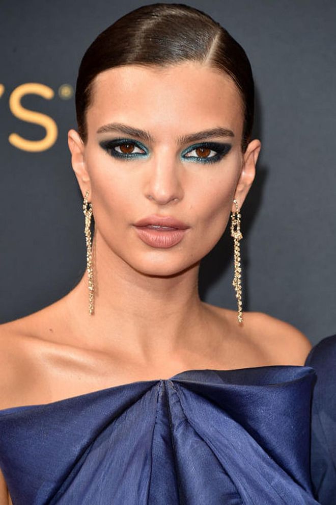 Makeup artists are always telling us blue shadow makes brown eyes pop. Emily Ratajkowski is living proof.