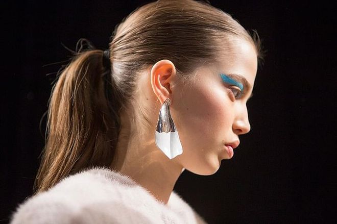 A high ponytail can be both sporty and retro. A low ponytail can be conservative and casual. At Prabal Gurung, it was all about finding that happy medium. The hair was slicked off the face and into a ponytail at about ear-height, neither too high or too low.