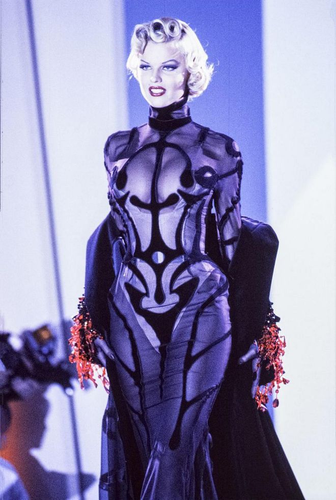 Model Eva Herzigova walks the runway at the Mugler Ready to Wear Spring-Summer 1992-1993 fashion show. (Photo: Victor Virgile/Getty Images)
