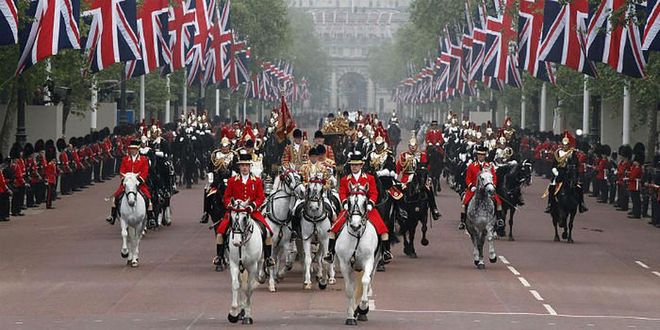 The procession along the mall towards Buckingham Palace begins.Photo: Getty