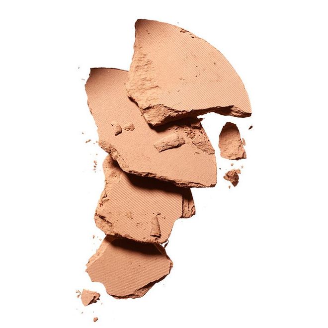 This instant-blurring foundation diminishes imperfections for a fresh radiance that doesn’t feel heavy on skin. 