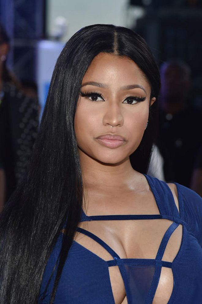 Minaj adds dimension to her liquid-lined cat eyes with statement falsies while sporting '90s-inspired visible lip liner. 