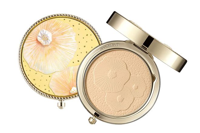 Formulated with unique powders to blur skin imperfections, the Powder Compact gives a fresh and refined finish. And don’t you just love the exquisite casing specially designed by Korean accessory craft masters? 
