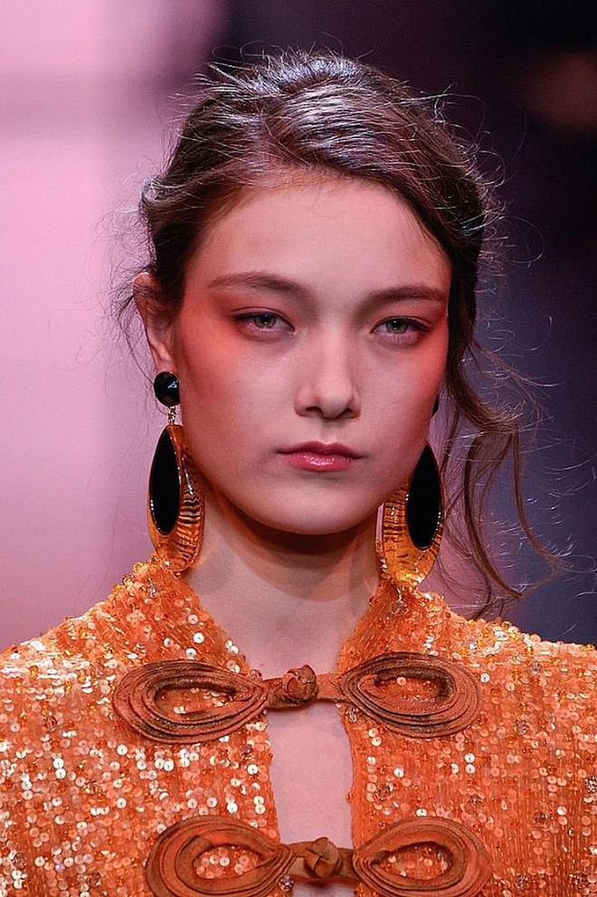 70s-inspired makeup highlights cheekbones with the perfect amount of drama. 

Photo: Getty Images