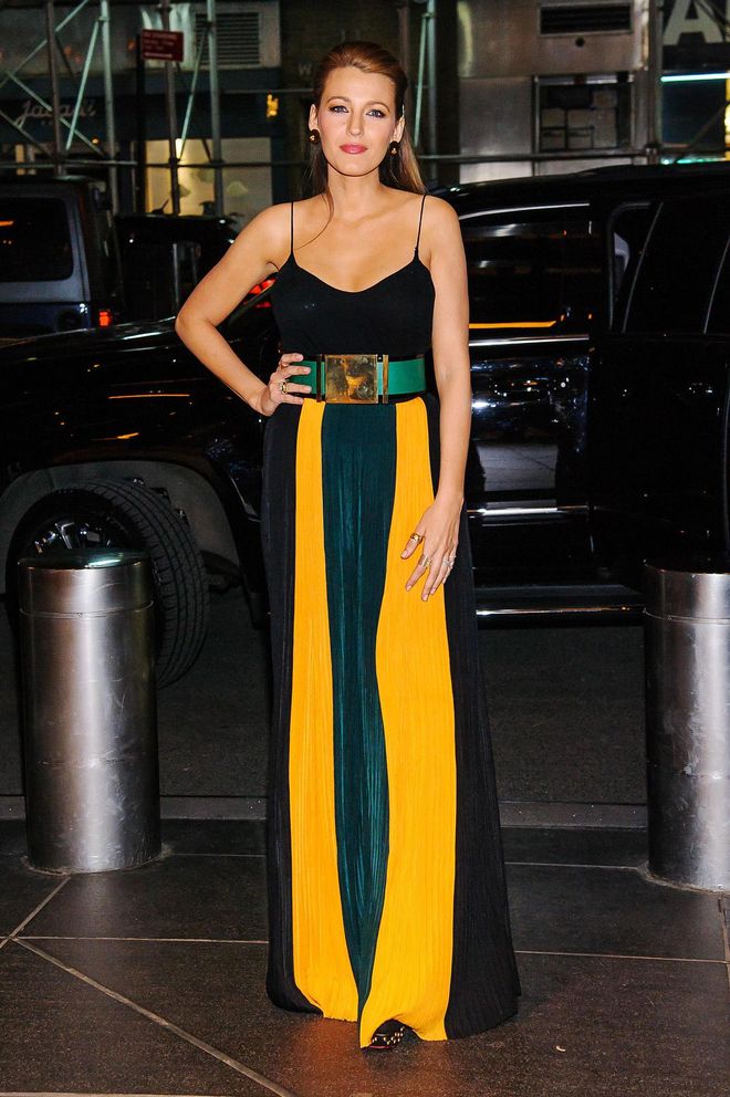 Arriving at the taping of "The Tonight Show with Seth Meyers" in Balmain fall 2015 colour-block plisse palazzo pants