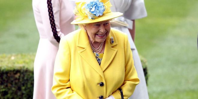 Her Majesty sported a sunny yellow ensemble for the day.
Photo: Getty